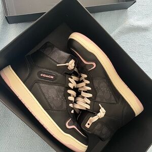 Unique💕COACH🖤High Top Coated Canvas💕Black And Pink🖤W8.5 Signature monogram💕